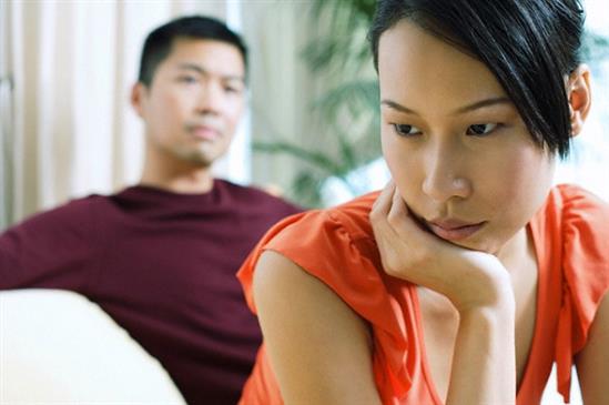 Niềm tin sụp đổ khi cầm tờ xét nghiệm ADN trong ngăn kéo bàn của chồng