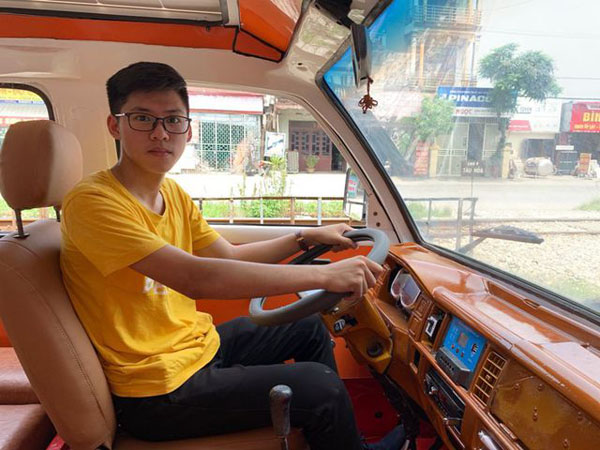 Nam sinh lớp 12 lắp ráp thành công ô tô chạy bằng năng lượng mặt trời chở được 12 người