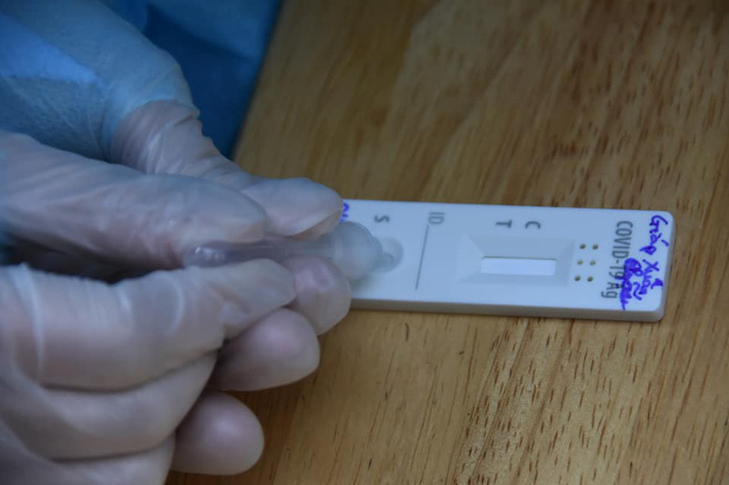 Tại sao tiêm vắc xin hôm trước, hôm sau lại có kết quả dương tính với SARS-CoV-2?