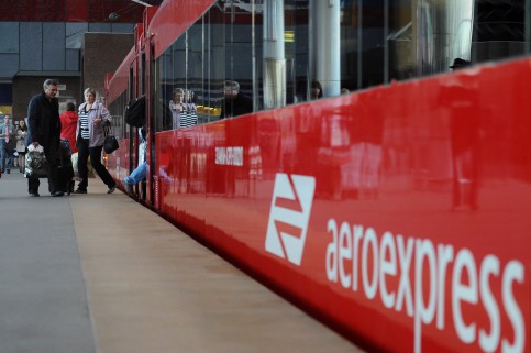 Moskva: Sét đánh trúng cột điện, tàu tốc hành 