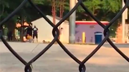 Khoảnh khắc kinh hoàng tay súng xả hàng chục phát đạn vào nghị sĩ Mỹ