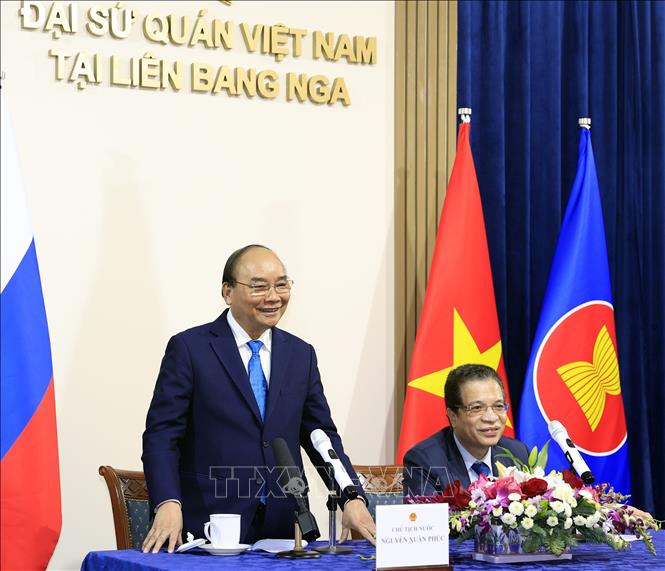 Chủ tịch nước Nguyễn Xuân Phúc gặp mặt cán bộ, nhân viên Đại sứ quán Việt Nam tại Liên bang Nga
