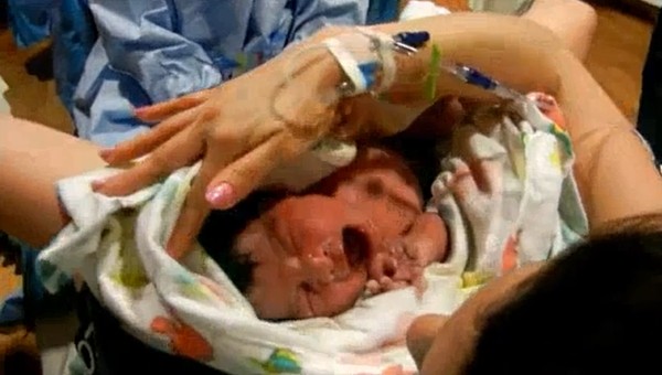 Xúc động với clip toàn cảnh sự ra đời của một em bé