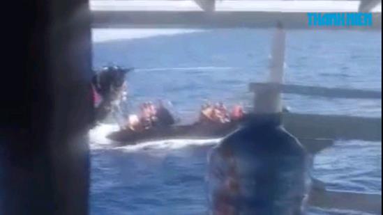 [VIDEO] Xuồng cao tốc Trung Quốc đuổi bắt tàu cá Việt Nam đi qua đá Châu Viên