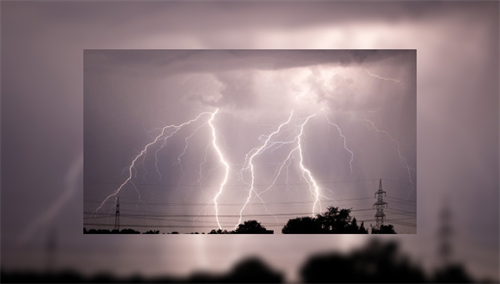 Lao động TQ thiệt mạng vì bị sét đánh qua cửa sổ nhà kính