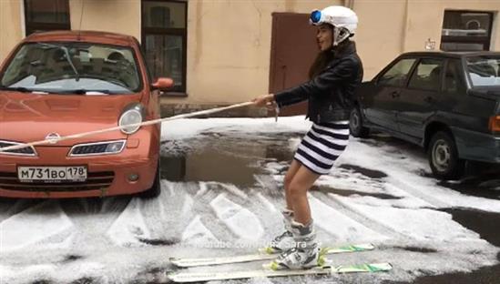 Mưa đá phủ trắng đường phố tại St Petersburg giữa mùa hè