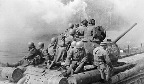 Bất chấp xung đột Ukraine, Đức không dẹp xe tăng Liên Xô ở Berlin