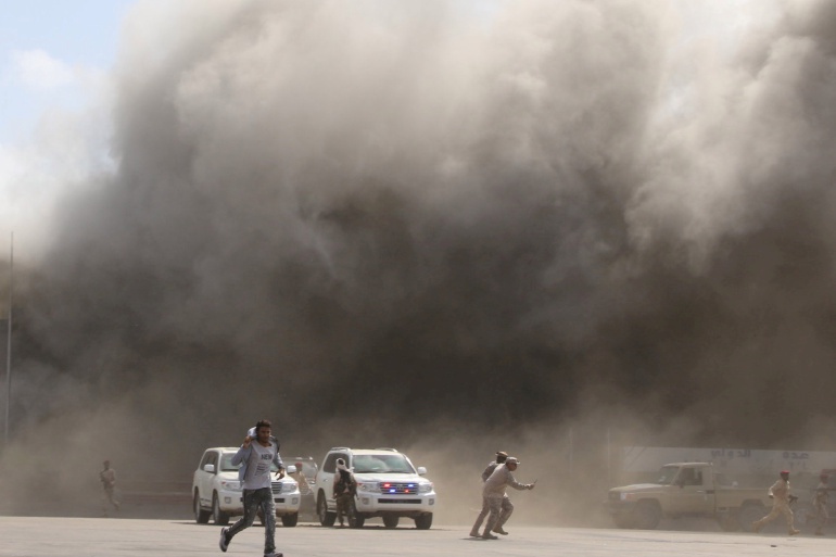 Sân bay bị tấn công ngay lúc thủ tướng Yemen đáp xuống, 26 người chết
