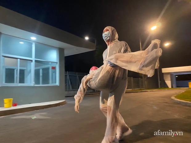 Nữ y sĩ ngất xỉu giữa đêm vì mệt, đói khi đang phân loại bệnh nhân trong khu cách ly COVID-19