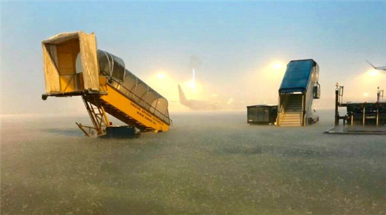 Nhiều bãi đỗ tại Tân Sơn Nhất ngập nửa mét