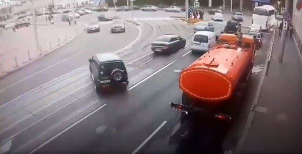 Đạp nhầm chân ga, tài xế tông hàng loạt ôtô trên đường