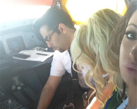 Phi công mời người mẫu vào buồng lái khi đang bay giữa trời