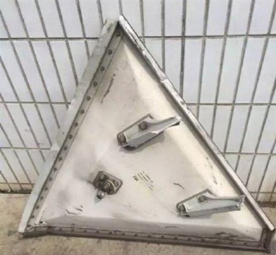 Cửa máy bay rơi xuống nhà máy ở Trung Quốc