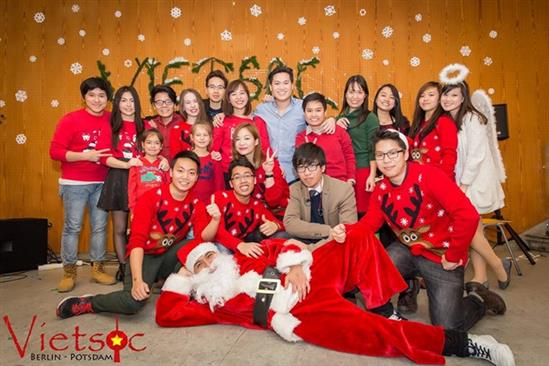 Người Việt hòa mình đón không khí Giáng sinh tại nước ngoài