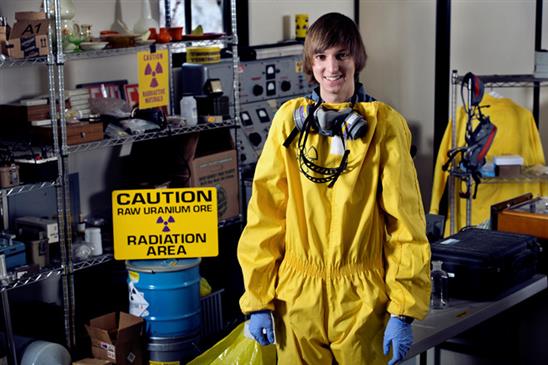 Thần đồng 10 tuổi biết chế tạo bom bây giờ ra sao?