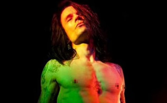 Nam ca sĩ người Anh qua đời sau 2 tuần tiêm vắc-xin Covid-19