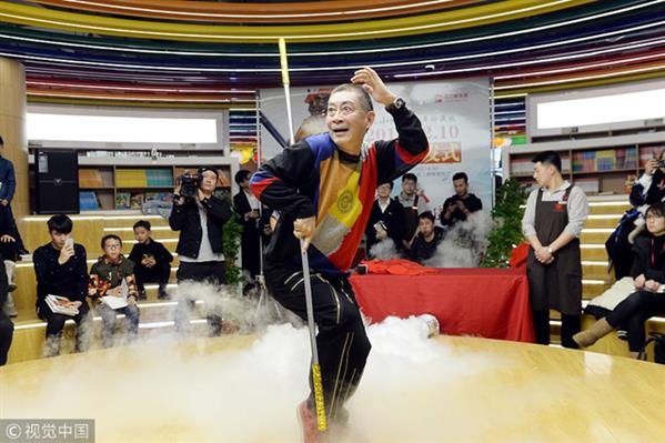 Dân mạng chán ngán khi Lục Tiểu Linh Đồng lại múa gậy Như Ý kiếm tiền